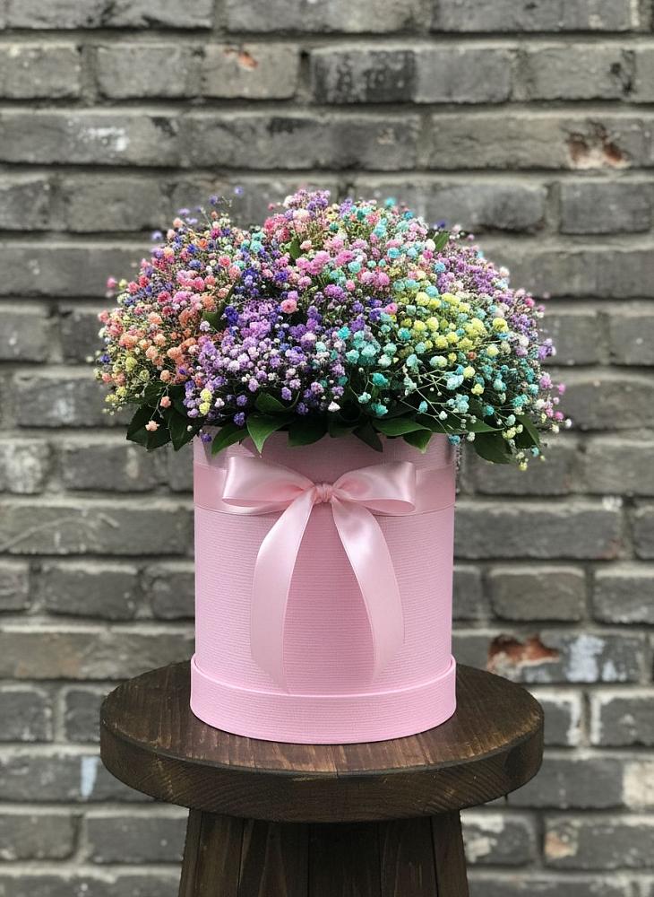 Цветочная композиция из Гипсофила и Розы в шляпной коробке в Малеевке