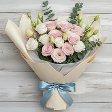 Букет цветов из:  Лизиантусы в Малеевке