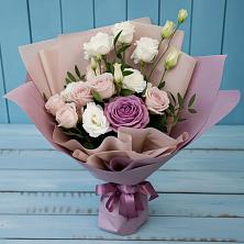 Букет цветов из:  Розы и Лизиантусы в Малеевке