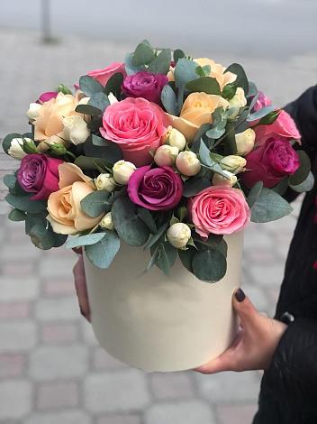 Цветочная композиция из Розы в шляпной коробке в Малеевке