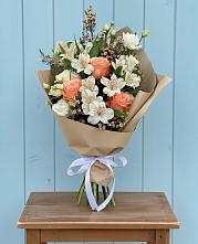 Букет цветов из:  Альстромерии, Лизиантусы, Розы и Хризантемы в Малеевке