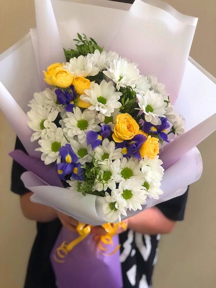 Букет цветов из: Ирисы, Хризантемы и Розы в Малеевке