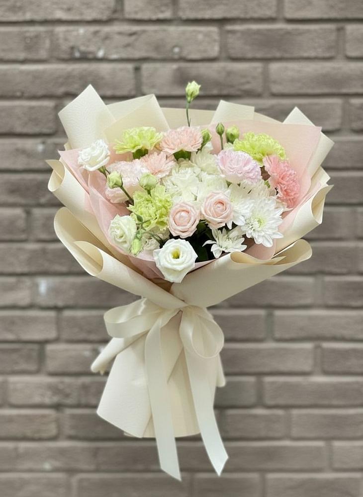 Букет цветов из: Гвоздики, Розы, Лизиантусы и Хризантемы в Малеевке