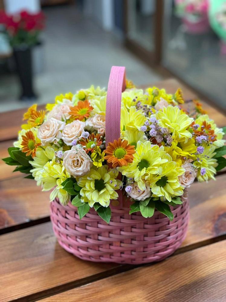 Цветочная композиция из Хризантемы и Розы в корзине в Малеевке