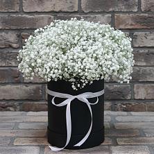 Цветочная композиция из Гипсофила в шляпной коробке в Малеевке