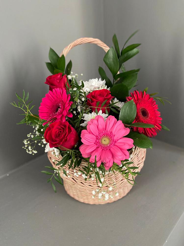 Цветочная композиция из Розы, Хризантемы и Герберы в корзине в Малеевке