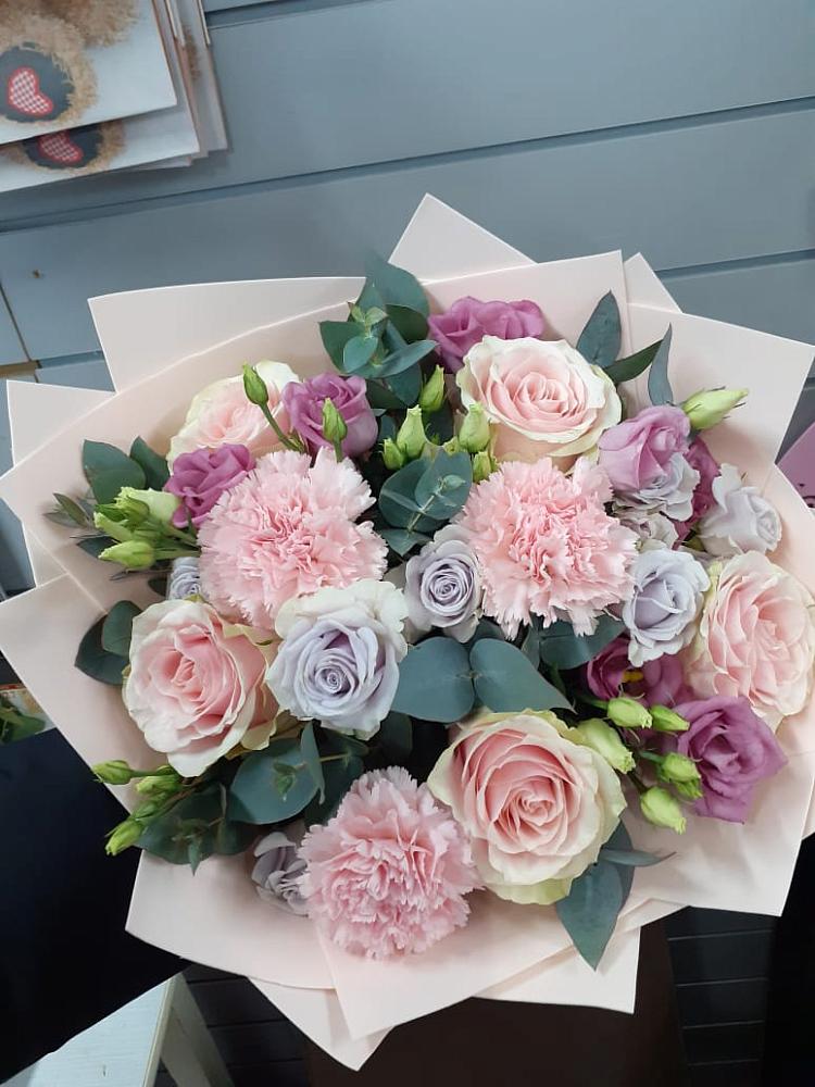 Букет цветов из: Розы, Гвоздики и Лизиантусы в Малеевке