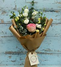 Букет цветов из:  Розы и Лизиантусы в Малеевке