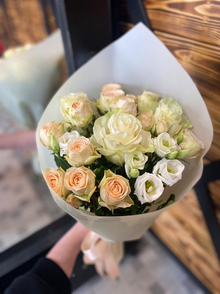 Букет цветов из: Розы и Лизиантусы в Малеевке